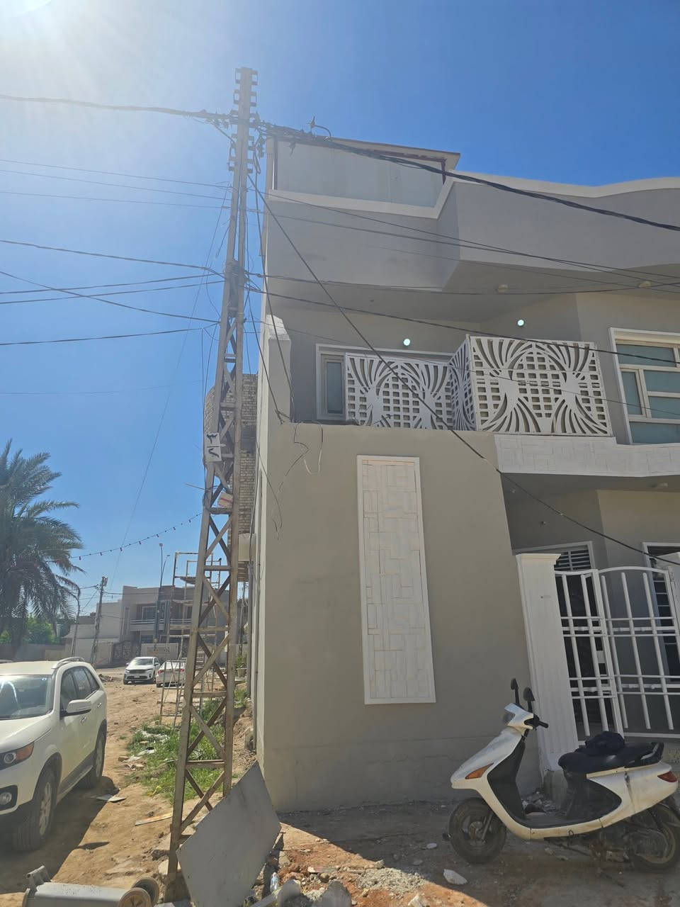 دار بناء حديث ( ركن)  للبيع 
حي العروبه الثانيه شارع مياه الروافد 
3 طوابق كونكريت مسلح 
_________________________
المساحه / 100 متر  ركن 
الواجهه / 10 متر
_________________________
الدار عباره عن دارين مفصولات 
محتويات الدار 
غرفه نوم/ صاله/ استقبال/ مطبخ/ مجموعتين صحيه/ منور / طارمه 

الطابق الثاني 
غرفه نوم/ صاله/ استقبال/ مطبخ / مجموعه صحيه 
الطابق الثالث
مخزن عدد 2 / بيتونه / سطح 
******************************
للأستفســار _ مراجعـــــة مكتـــب النخبه للعقار والمقاولات العامه الكائــن حي العروبه شارع المتحف مقابل ايسي كريم الإيطالي او الاتصال على الأرقام التاليه 
***********
***********
