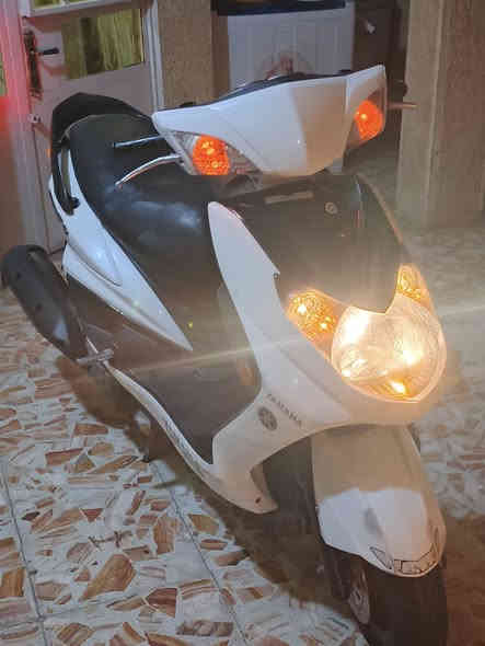 السلام عليكم دراجة سكنس فحل للبيع دراجة جديدة ما تعبانة مكينة مامفتوحة علة وضع الشركة كهربائيات كلهة شغالة سلف شغال نوزل 125ccدراجة نضيفة عنوان بغداد العبيدي السعر950الف رقم***********
