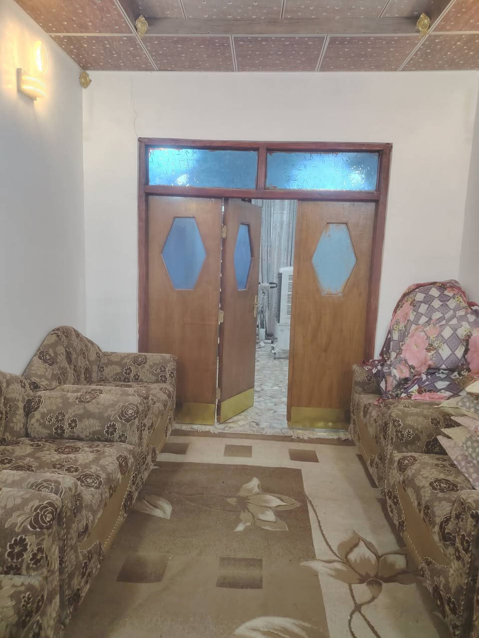 سلام عليكم بيت للبيع مساحه البيت ١٣٠ متر ركن على شارعين خلف مطعم ثابت بل ظبط بناء جديد استقبال ٦في ٣ مطبخ ٥في ٤ صاله في ٧ غرفه جوه واغرفه فوك ماكامله صحيات داخليه والخارجيه سيراميك سقوف بيت مال جناي سعره 45 مليون بي مجال للشراي البيت في حي الرحمه ***********
