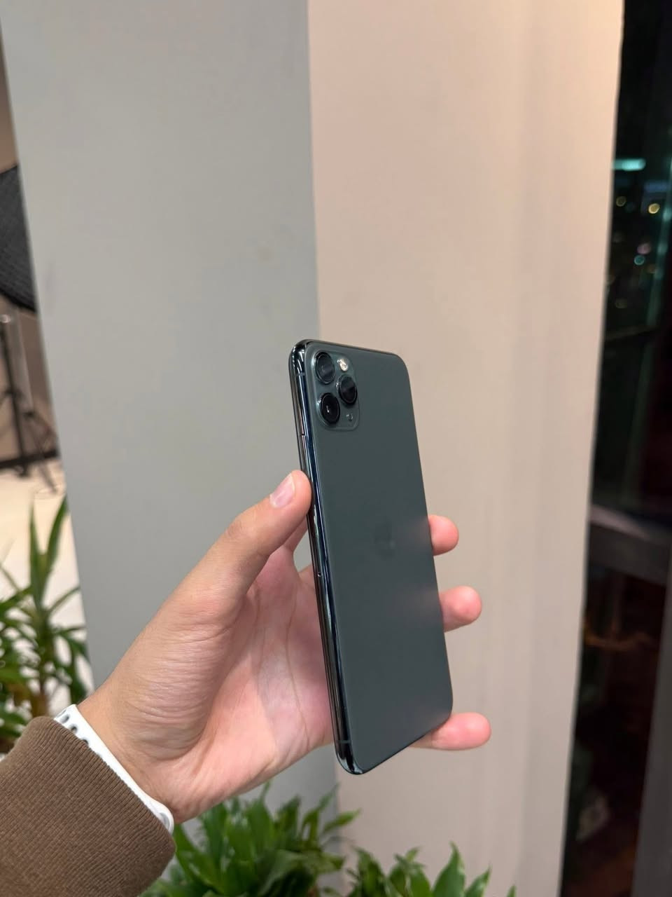 ايفون 11برو ماكس.    كفاله  ذاكره 256 بطاريه 95  الجهاز بلادي كامل ملحقات ما عده الشاحن  الجهاز ما مفتوح كفاله كفاله:العنوان. البصرة قرب جسر الكزيزه  السعر. 400 وبي مجال ***********
