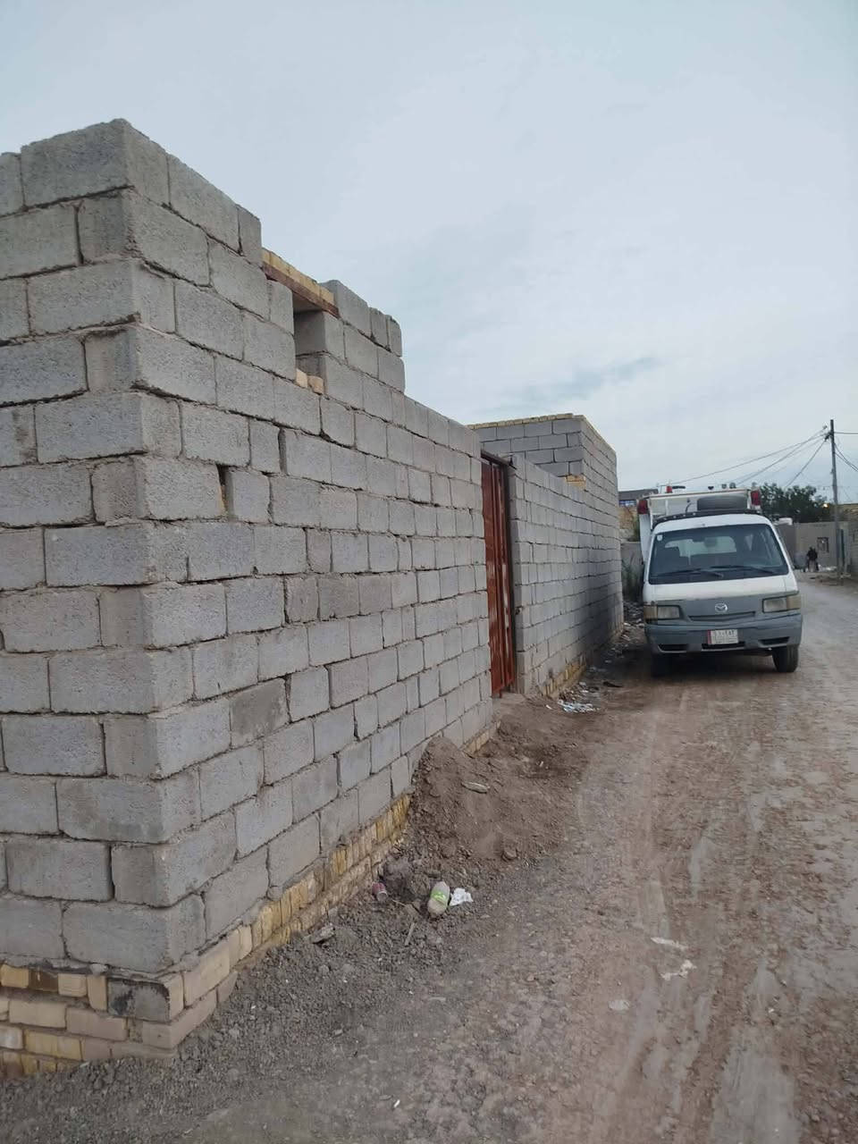 السلام عليكم بيت هيكل بالقريه العصريه ٢١٠متر كافت الخدمات بيه يبعد عن الشارع ميه وخمسين متر/ ٣غرف وصاله ومطبخ وديوانيه مثل ماموجود بالفيديو  البتلو صب رباط السعر ٣٨ /رقم المبايل/***********
