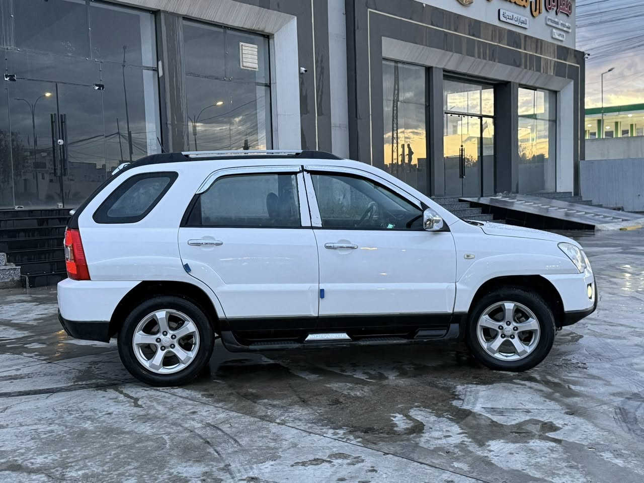 كيا سبورتج 2010 كوري 
بيها صبغ بس بالسقف بدون دواخل 
وبيها معجون شبر بل تكمله مأشر بل صوره شرط بدون اي دواخل
كشن كهرب وتدفئه تحكمات 
محرك وكير شرط 
تبريد تدفئه شرط 
تايرات جديدة 
رقم نينوى السنويه لي2028 تسقط شرط التحويل 
السياره جاهزة ماناقصها شي كلش حلوه
السعر 97 ومجال بسيط
مكان السياره موصل
غير متواجد عل فيس
***********
***********
