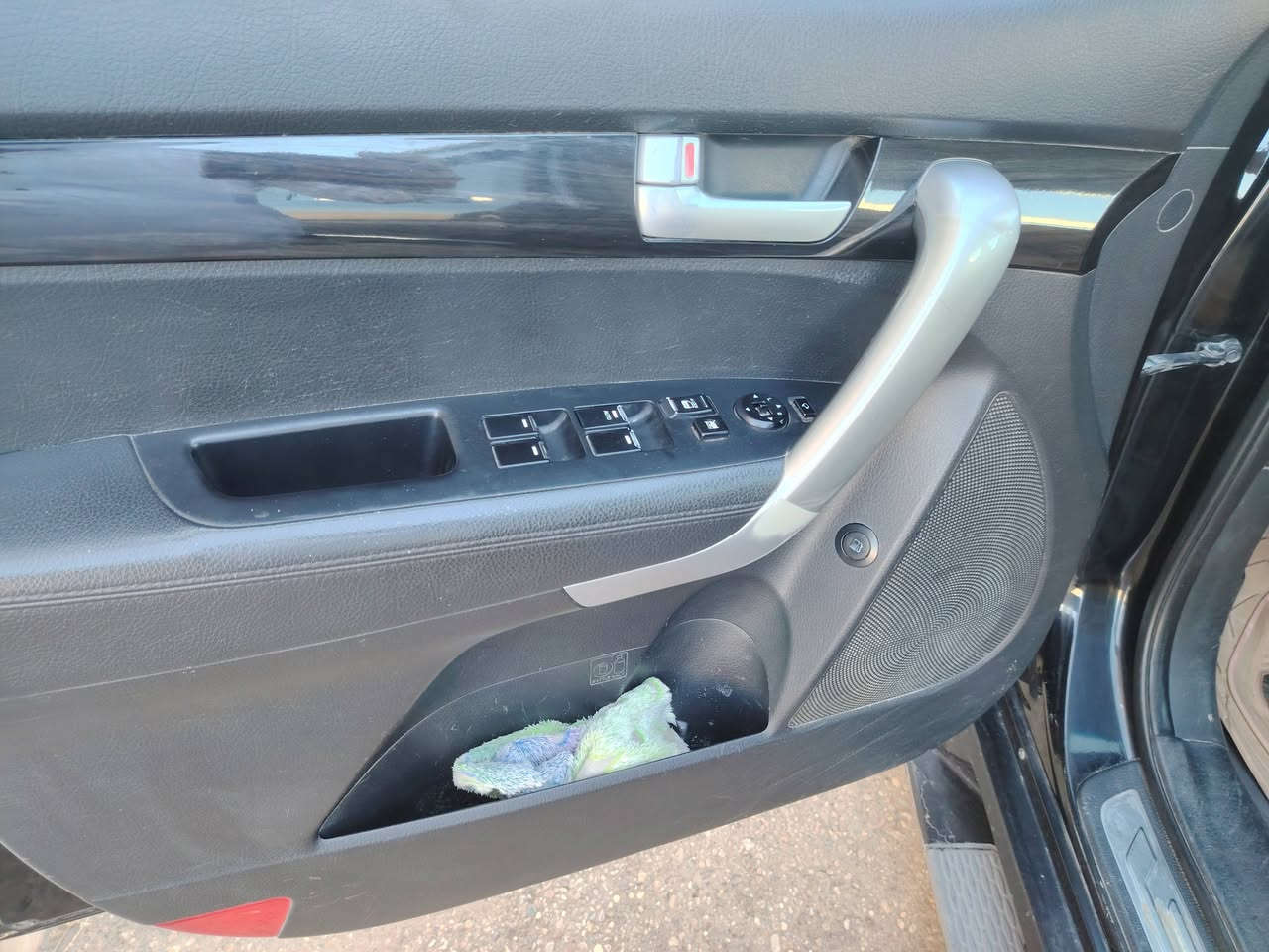 سورنتو موديل 2010 للبيع الون اسود وارد خليجي ماشيه ٢٧٢ الف سياره باسمي رقم أنبار تحويل مباشر 7 راكب محرك دوش ٢٤٠٠ مكان سياره رمادي زنكوره رقم الهاتف *********** ضرر سياره بالعراق بارد فقط نص بنيد ودعاميه مبدله
