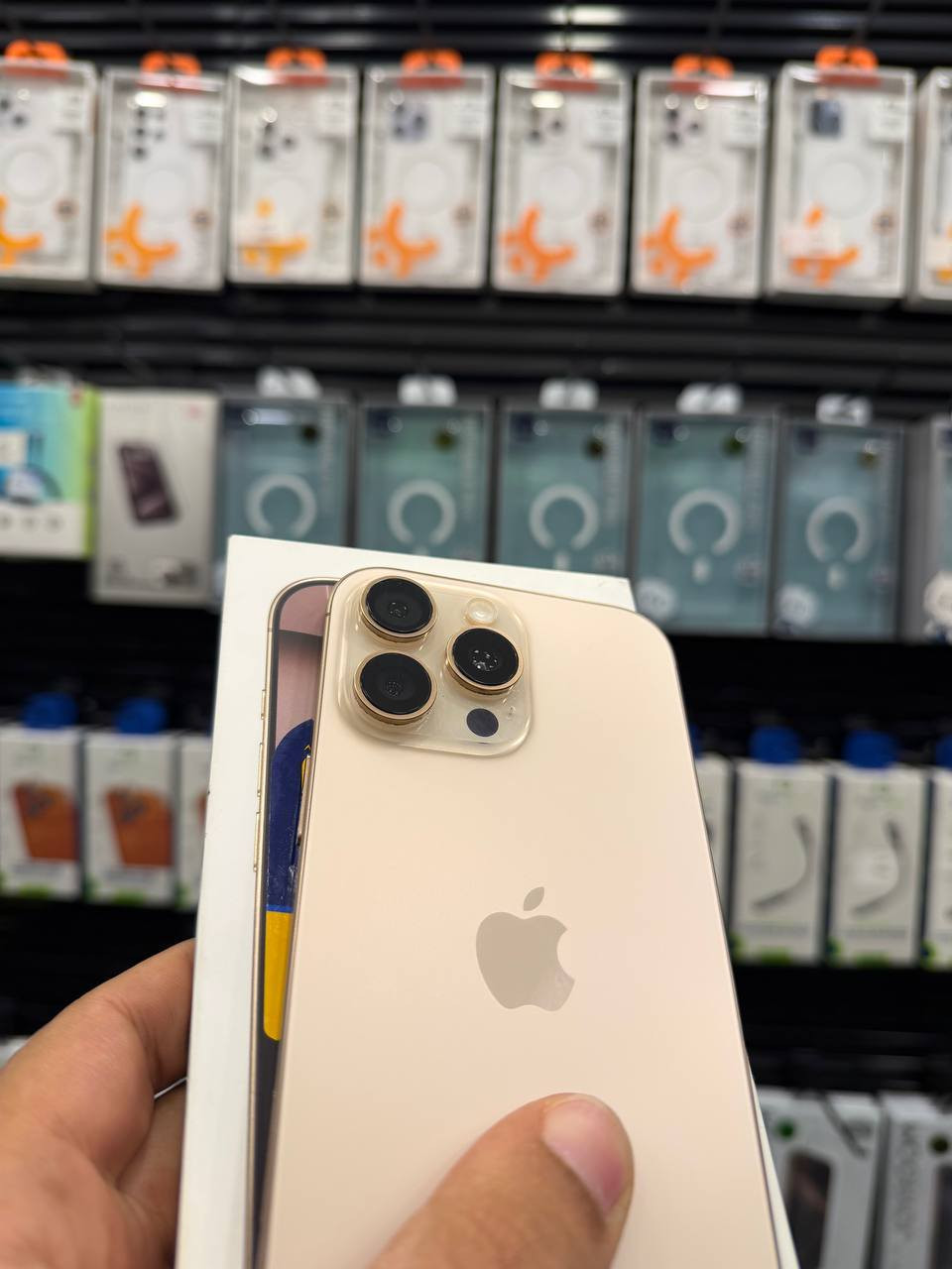 بسعر مليون و 300 الف دبل سيم كارت 
IPhone 16 pro max 256GB 
 
مستخدم دبل سيم كارت
بطارية 94%
لون المميز صحراوي 
مع ضمان ✅️ 

العنوان الزبيدية شارع الأطباء مجاور صيدليه العلمية للاستفسار ☎️ 
***********
***********
