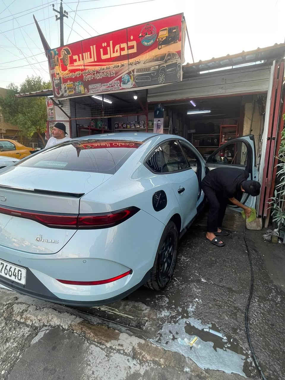 السلام عليكم بي وأي دي كن بلاس للبيع السياره لون بحري مميز   ماشيه ٢٢ الف موضحه بل فديو ناشر السعر ١٨و ٢٠٠ وبيه مجال العنوان بغداد ***********

