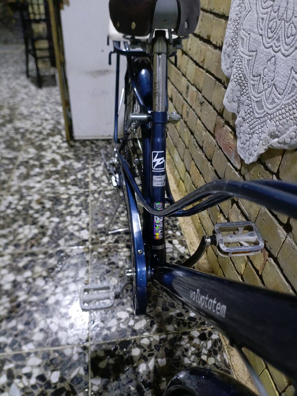 باسكل هوائي أنيق وعصري للبيع، مثالي للتجوال في المدينة والقيام بالتمارين الرياضية. التصميم كلاسيكي ولون أزرق مميز. يحتوي على رف في الخلف لحمل الأغراض. الباسكل في حالة ممتازة وجاهز للاستخدام الفوري.