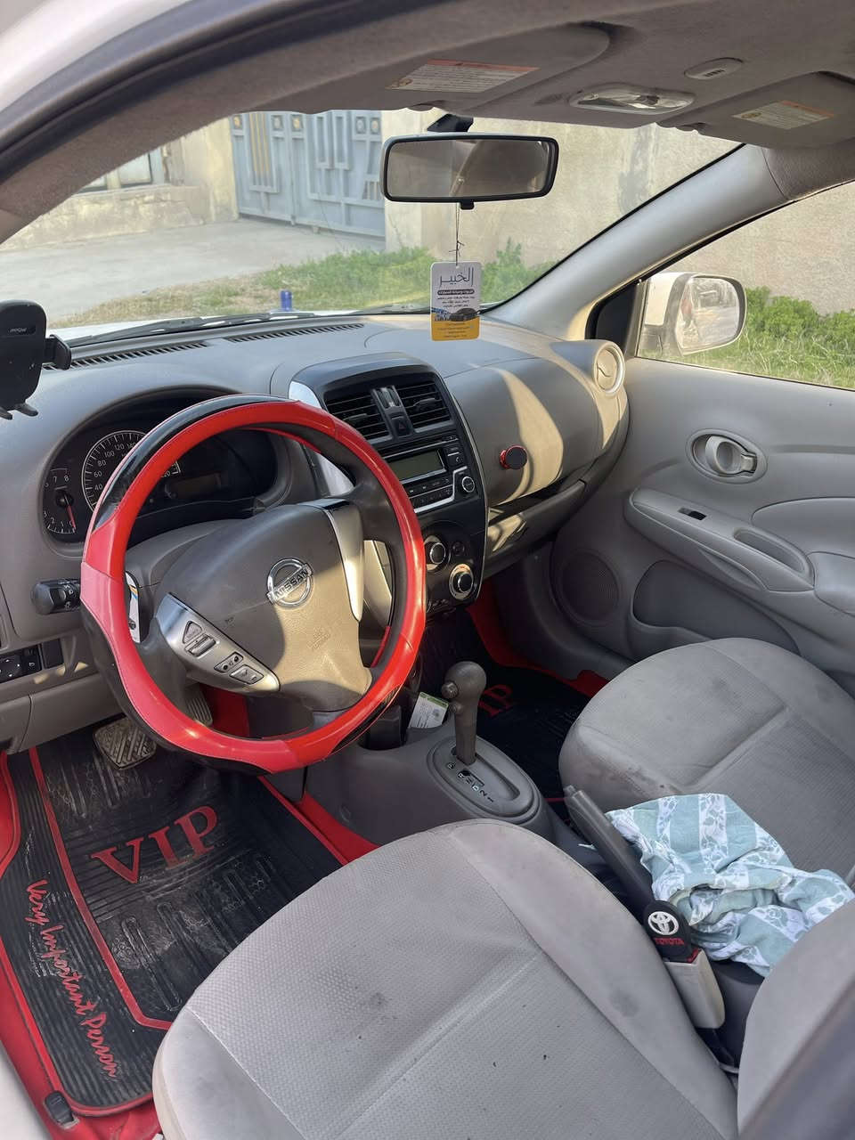 السلام عليكم نيسان صني هندي بليته زركه للبيع موديل ١٧ محرك وكير نضيف وصدر جديد بيها خسفه بل دوسه جهه عكس السايق وبيها بارد بسيط جاملغ الايسر بي صبغ مكان بغداد جديده سعر ٩٤ وبي مجال رقم   ***********
