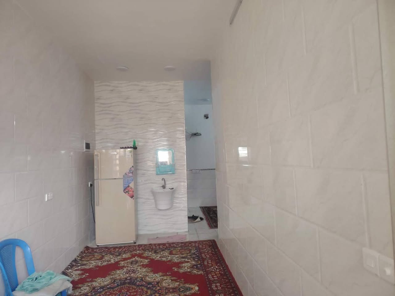 سلام عليكم
بيت مساحه 100م 
بناء جديد 2025
يحتوي عل طابق ونص خدمات كامله لبيت جاهز من كلشي عدد البيوت 2
موقع حي نصر فرع كباب السيد قريب ***********
