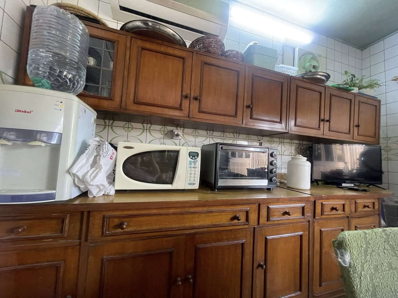 كاونتر للبيع يتكون من  قطعتين ارضيه ومع الملحق  خشب صاج  للاتصال ***********
