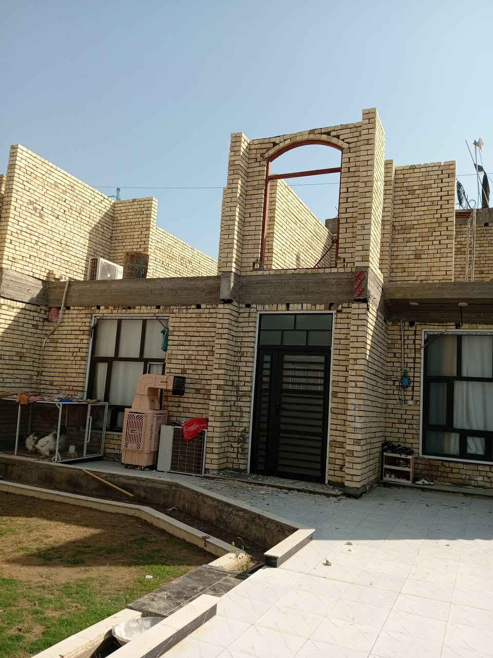 دار للبيع مساحه 360م ركن 3شوارع حي الحوراء قرب حسينية بيت عبد الخضير طابقين الاول كامل والثاني غير مسقف يتكون من غرفتين وصاله واستقبال مجموعتين صحيات مع مطبخين حار وبارد مع منور وكراج كبير مع حديقه كبيره للاستفسار ***********
