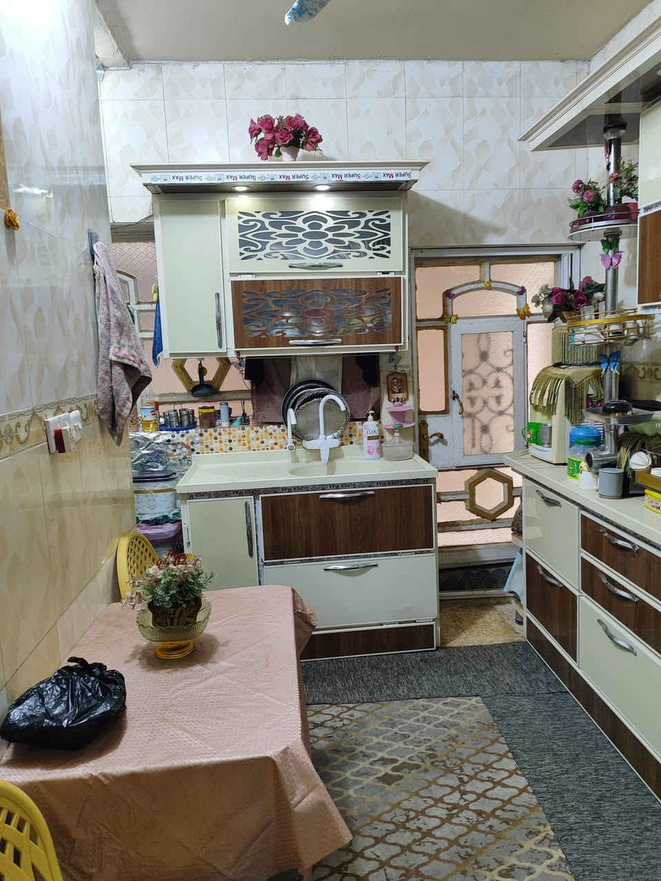 السلام عليكم بيت للبيع مساحه 100متر
في حي الجامعه 
الطابق الاول 
هول /استقبال /مطبخ / مجمع صحيات 

الطابق الثاني 
غرفتين نوم/ هول / صحيات 
الاستفسار على الرقم ***********
