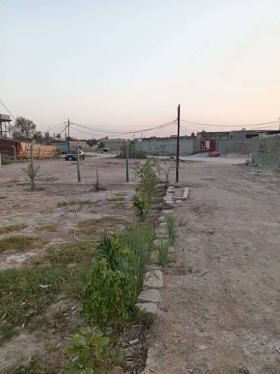 بسم الله الرحمن الرحيم مزرعه للبيع تحتوي علا دارين الدر لاول غرفتين وصاله ومطبخ ومجمع صحيات وستقبال 25 متر  ودار ثانيه مشتمل البيت معوز ارضيه وبورك فقط العنوان شارع المعمل طريق الكم اي ستفسار التصال ***********
