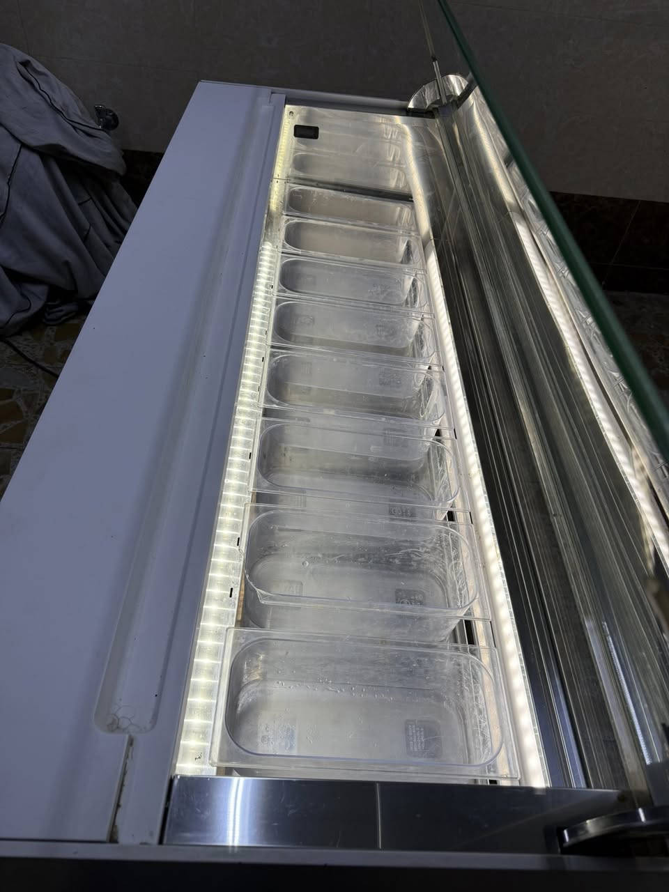 السلام عليكم عارضة ايس كريم من شركة ايز الأيطالية استعماله جداً قليل  ونظافة امبينه بالتصوير
⬇️تفاصيل العارضة⬇️

168،5.   العرض
74   العمق
95.  الارتفاع
9 بلانك صغير يصير 
و
6 بلانك كبير يصير

((مكان العارضة النجف الاشرف))
للتواصل وات ساب
***********
