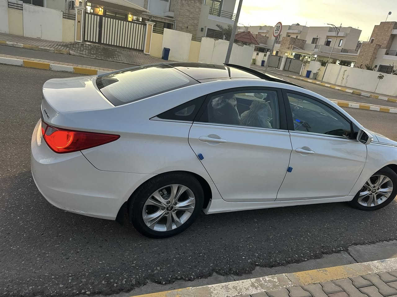 السلام عليكم
للبيع بسعر مناسب جدا
سوناتا خليجي 2012
رقم بغداد الماني شرط التحويل سنويه (2029)
مكينه 2400 دوش شرط لاتنقيص ولاصوت ولاتبخير
مواصفات ViP فول مواصفات
& بانورما طكتين
& تبريد قطعتين
& حساسات خلفيه
& شفتات ستيرن
& تحكم مقود 4 جهات
& لايت زنون
& بك لايت لد
& ويل كروم + تخم تاير
السياره شرط بدون قطرة صبغ او تبديل  بيها بارد فقط مكان واحد والسونار مرفق بلمنشور
السياره كولشي بيها شغال /صدر/تبريد/تخم تاير/ كهربائيات/بانورما/منظومه احتراق الوقود/كولشي شغال
السعر (127) وبيها مجال جدا بسيط 
مكان السياره صلاح الدين تكريت
للاستفسار الاتصال على الرقم (***********)
