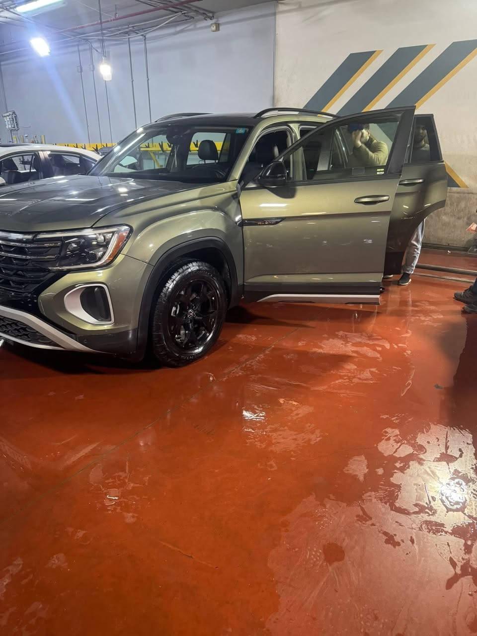 � للبيع فولكس واكن أطلس 2024 – بيك إديشن
السيارة نظيفة استخدام شخصي، وما تحتاج شي 👌

نسخة Peak Edition مواصفات عالية.

🔹 موديل 2024

🔹 ماشية 29 ألف كم

🔹 6 راكب – كشنات منفصلة 

🔹 رقم بغداد

🔹 كير أوتوماتيك

🔹 جاهزة للفحص بأي مكان

🔥 مواصفات البيك إديشن:

✔️ شاشة كبيرة + ملاحة

✔️ كاميرة + حساسات أمام وخلف

✔️ مقعد كهرباء مع تبريد وتدفئة

✔️ فتحة سقف بانوراما

✔️ ستيرن تحكم + مثبت سرعة

✔️ رادار وأنظمة أمان

📌 الحادث:

حادث بارد فقط بمقدمة البنيد، ماكو شاصي ولا هيكل. bdr باب عكس السائق موضح بالصور 

💰 السعر: 320 ورقة

وبي مجال حك الجية والي يلكى هيج حادث وهيج سعر شيريد خسارله 

📞 للتواصل: خاص / اتصال

هـ ***********
