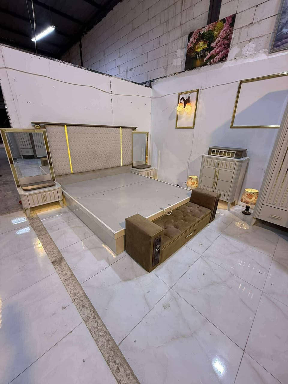 غرفه ترڪيه موديل حديث
زاويا مختلفه شغل ثقيل 

ميز تواليت بنص الكنتوࢪ 

لون مميز 

سعرها مليون و750/مليون و600قفل 

10قطع ابواب  هايدروليك نضافه 90بعدهأ بلجيس نقل وشد مجانأ لكل مناطق بغداد

حجز واتساب ***********
