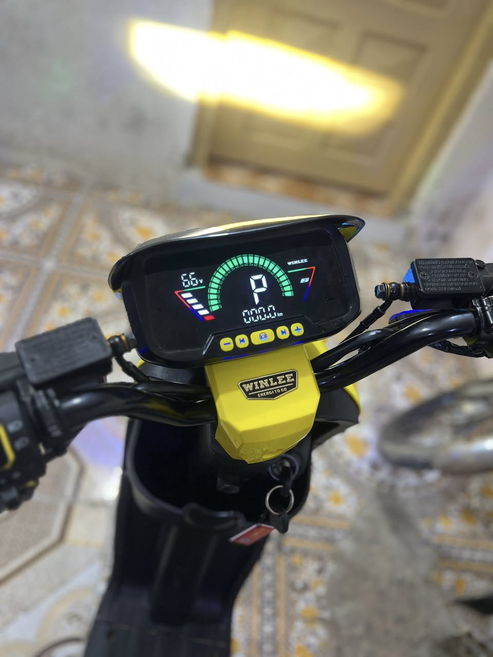 سلام عليكم دراجه R9 خمس بطاريات 32امبير 2026 استعمال شهر فقط دراجه جديده كارتون سله والكفات وشاحنه والمرايات موجودات ما شادهم سعر 485 وبيه مجال حك جيه  ابو خصيب حمدان ***********  واتساب هم موجود
