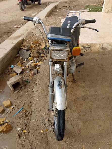 دراجه للبيع اوراق. وكيله بورمانه بسمي نقصه بس يرادله ترتيب لكهربايات دراجه مفتوحه سعره 650وبيه مجال
***********
