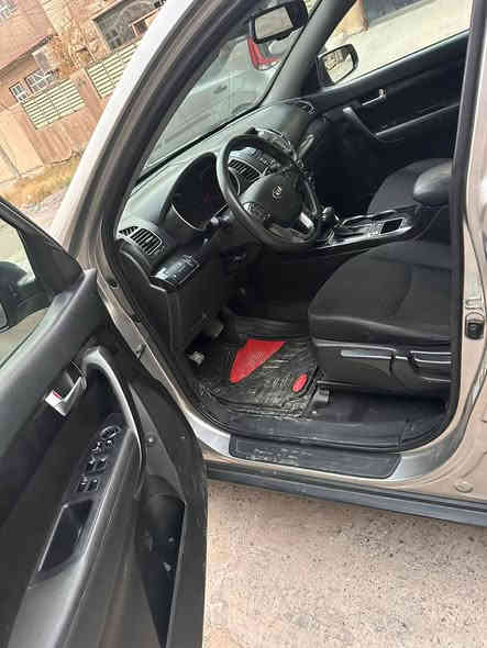 السلام عليكم سورينتو موديل 14مو فول نص فول سياره كامله مابيه نقص غير بس تايراتها شويه تعبانه كير مكينه خير من الله سياره قطعه وحده مبدله هيه البنيد الباقي مكفول مكاني بغداد حي جهاد السعر 165بيها مجال مستعجل للبيع ***********
