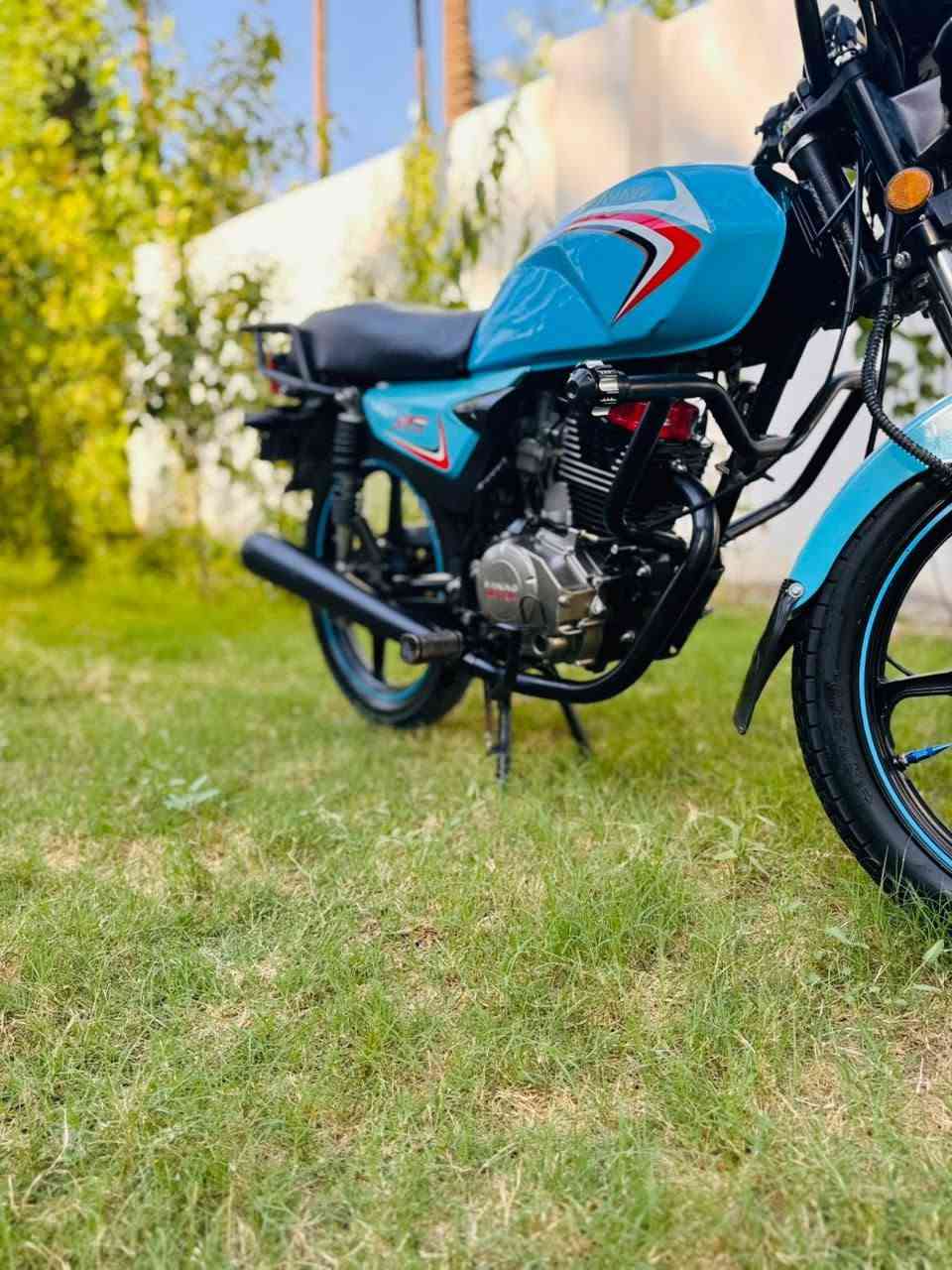 السلام عليكم 
شاينك عراقيه 🇮🇶 
مكينه 150cc تبريد دهن
كير تعليك 1N2345⚙️ 
لون سمائي 🩵 
كهربائيات بلاديه🔌 
تخم تاير جوه 
باتري جديد 🔋 
مرقم ديالى لوحتين انكليزي 
بإسمي شرط التحويل 
السعر  (مليون و٧٠٠)وبيه مجال
المكان بعقوبة
جسر الجورجية خرنابات
الأستفسار على الرقم ***********☎️
