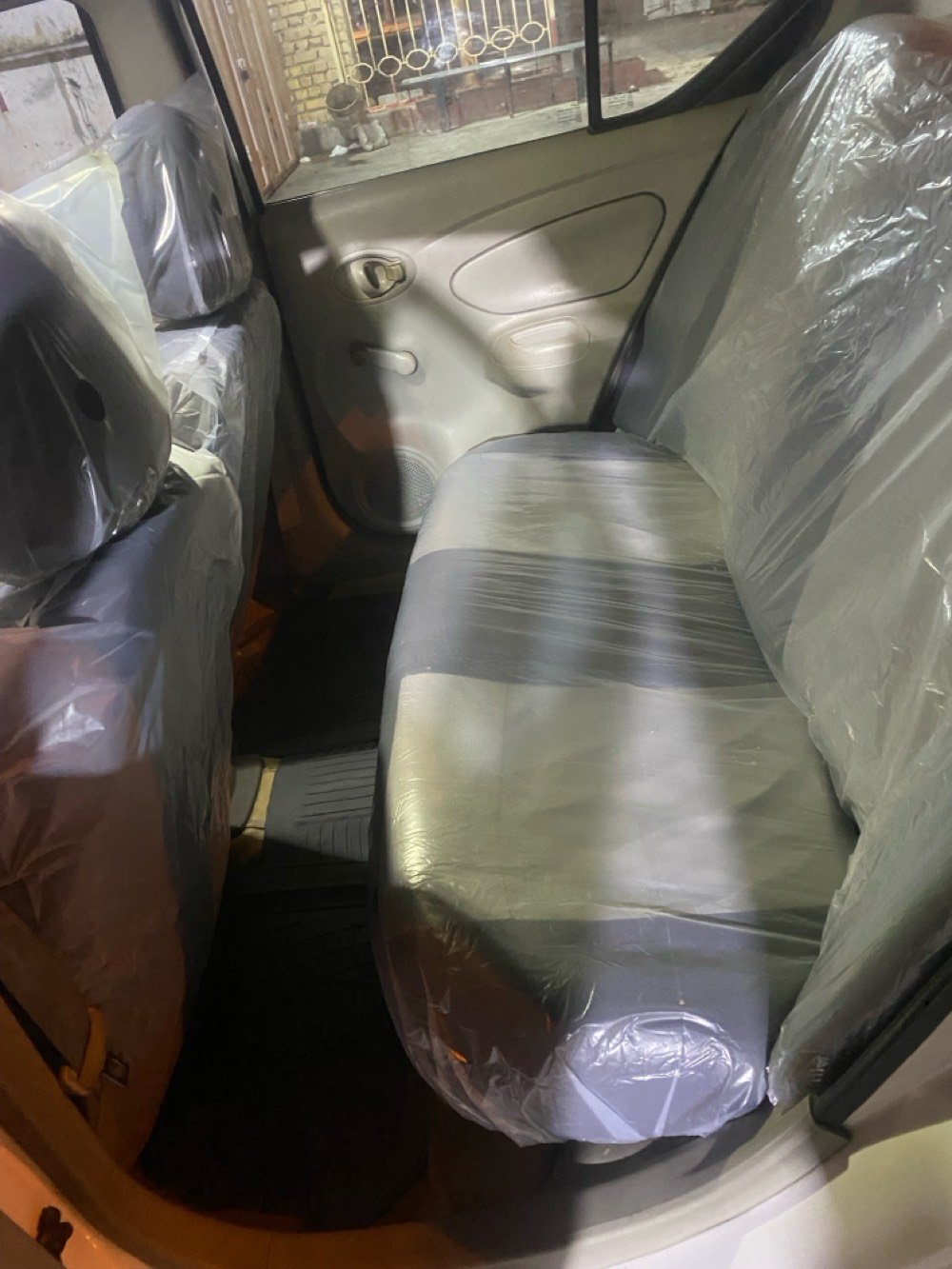 سيارة نيسان جديدة للبيع، بحالة ممتازة، مع بلاستك حماية المقاعد. لونها أبيض وتحتوي على تجهيزات داخلية حديثة. مناسبة للاستعمال اليومي بكفاءة عالية. للاستفسار أكثر، يرجى الاتصال.