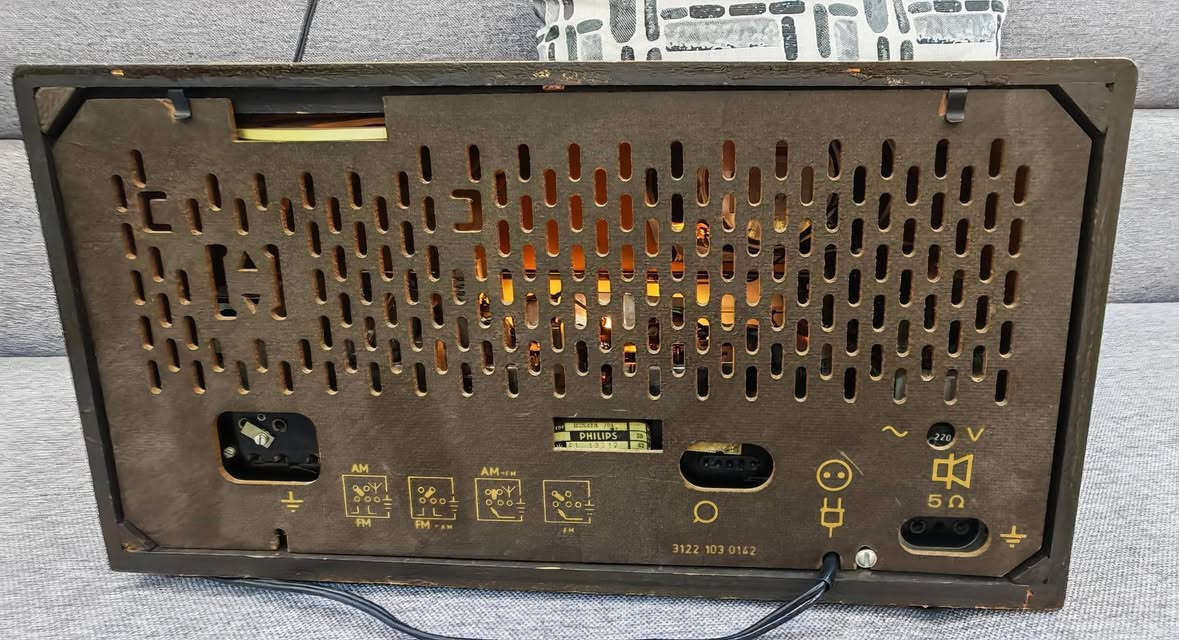 راديو Philips المعروف باسم "Radio-Compass"، وهو راديو  من إنتاج شركة فيليبس الهولندية ويعود تاريخ تصنيعه (1959/1960) ابعاده 43*19.5*20 نظافة 95% للاستفسار الاتصال على الخاص او  الرقم *********** يوجد توصيل لجميع المحافظات
