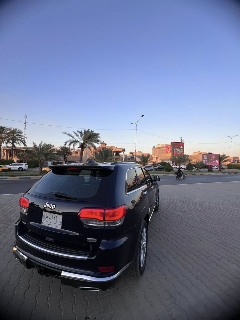 جيب سومت اعلى فئة 2018 (🔹نيلي)
وارد امريكي. حادث  جاملغ ايمن وبنيد بدون ايرباك اسياره 
فول مواصفات السيارة( ماشيه 102 كيلو ) 
تشغيل بصمة + تشغيل عن بعد + بصمة ابواب 
مري كهرباء + قلاب + ترحيب +هيتر مع رادار جانبي 
كشنات جلد + كهرباء + حار بارد. + ذاكرة. 
فحتة سقف بانوراما  /  صندوق كهرباء /   جكات / دفع 4*4 /ويل 22 كروم شاشة كبيرة  و كامرة دوارة وحساسات خلفية وأمامية 
ستيرن  كهرباء حار بارد. 
وشاشة عداد ديجتال  نظام قيادة بثلاث أنظمة  
نظام ايكو اقتصادي في الوقود 
نظام صوتي Harman Kardon بعدد 19 سماعة 
نظام مخارج USB وBluetooth وكاري بلاي 
نظام مثبت سرعة ذكي   /  تنبية النقاط العمياء. 
نظام توقف ذاتي. ( فرامل تلقائية ) 
محرك 6  سلندر.  V.   3600. 
وبعد اهواي بيها مواصفات عدى
السيارة مكفولة كير ومكينة وميكانيك  
صدر  امامي خلفي جديد. تخم تاير جديد. باتري جديد 
رقم . بغداد بأسمي. تحويل ثاني يوم 
مكان السيارة. بغداد 

رقم الهاتف (***********) نفسه بي واتساب
