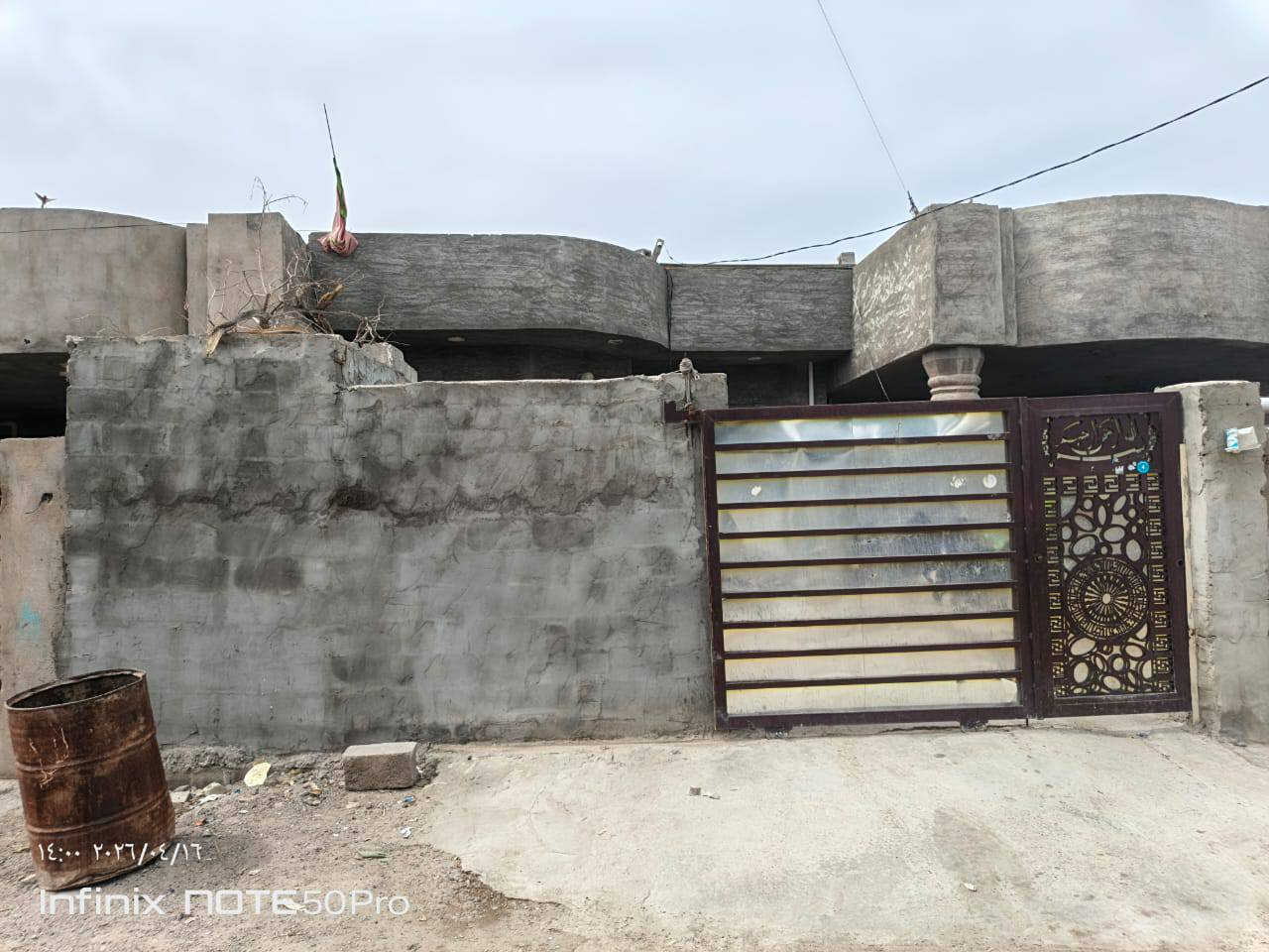 السلام عليكم بيت زراعي للبيع مساحته 150 بي غرفتين وحولي ومطبخ واستقبال وطرمه تدخل بيه سياره وصحيات خارجيه وداخليه الارضيه كله بورسلين ماعداء الطرمه خلف محطة الكهرباء القديمه علحولي السعر 45 وبي مجال للاستفسار ***********
