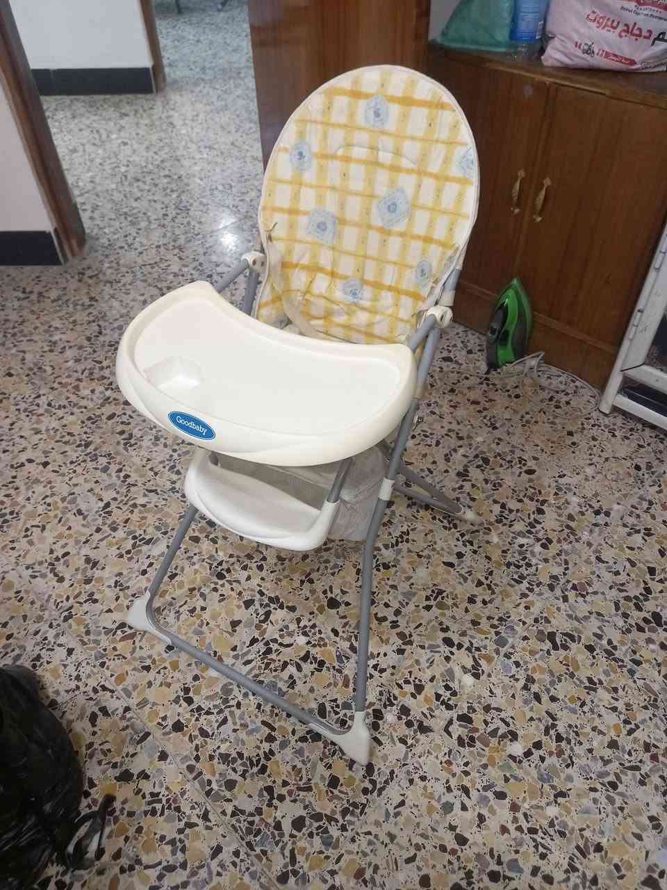 كراسي طفل عدد 2 الكرسي الاحمر متحرك وبعد عندي حجله وعربانه طفل ماركه مستخدم قليل للاستفسار ***********
