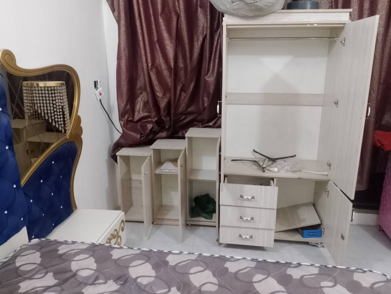 غرفة نوم تركي درجة أولا بحالة جيدة موضح الضرر بل صور السعر 500بدون الدوشك سرير وكومديات 2وكنتور وميز المراية والكزام  والكنتور عراقي ***********
