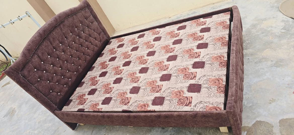 تخت نفرين للبيع كلش، نظيف السعر 150 للاستفسار ***********
