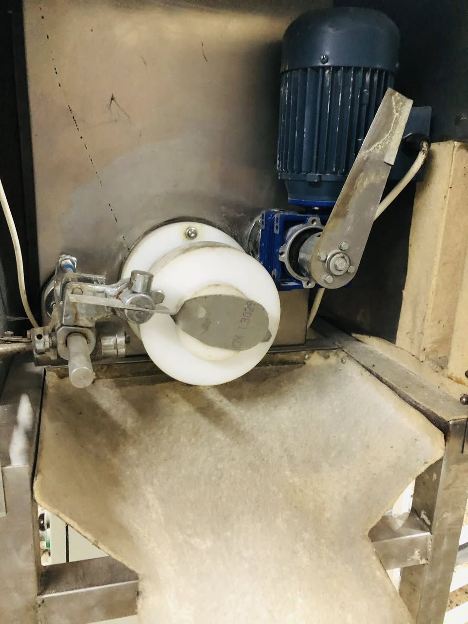 متوفر قطاعة عجين تركي مستعمل ستلس استيل الاستفسار الاتصال على الرقم ***********
