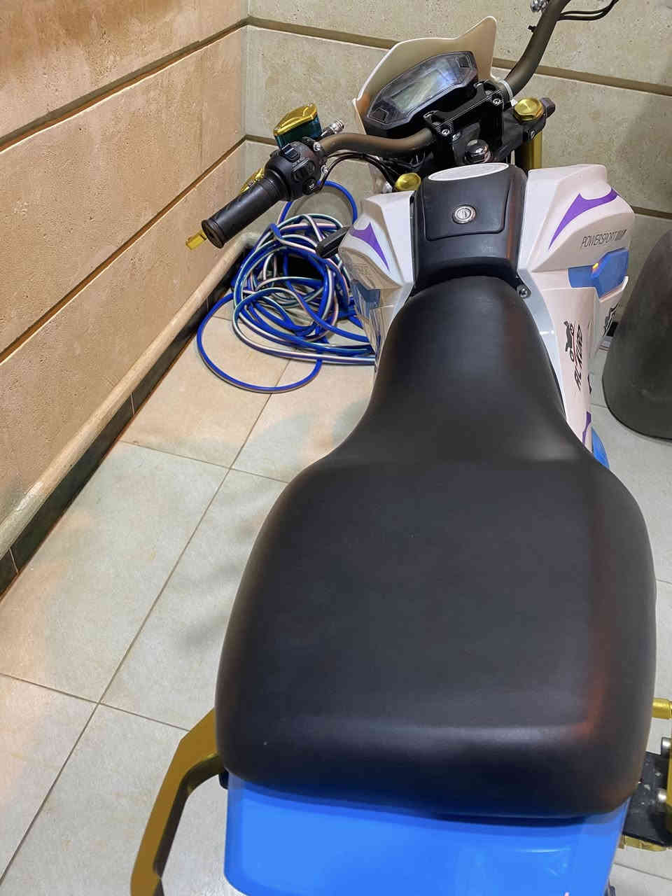 دراجه بطح قفاز شحن شهرين مستخدم بطاريه ٦ ملف ٢٥٠٠ سرعه حقيقيه ٩٥ سعر٩٠٠ وبي مجال عنوان كركوك رقم ***********
موصفات
قفل استيرن
نضام رجوع الى الخلف
تشغيل عن بعد
