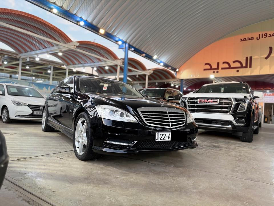 من انظف السيارات بهذا الموديل قمة الفخامة 
مرسيدس اس كلاس S500 
موديل 2010 وارد الماني 
فول مواصفات للاخير اعلى شيء كفالة عامة من كلشي 
حتى من الشخط مكفولة . 
محرك بنزين  8 سلندر 
ضمان بدون صبغ بدون تبديل بدون تكحيل بدون تعديل
ماشية 55الف كيلومتر حقيقي  
المواصفات:-
( ابواب كبيره لارج ،  سقف بانوراما ، كامرة حرارية لعرض لطريق امام السائق ،خمس بردات  ،سقف كنتارا . داخل فورميكا  داخل جلد   . شاشات مع طاولة طعام . كامره .كشنات امامي والخلفي متحرك ابواب شفط . رادار .  اوتو هولد  .صندوق شفط وسحب . حساسات امامي والخلفي  ، كشنات واستيرن كهربائي ، كير شفت استيرن .).  
السيارة مابيها اي خلل كهربائي وكير ومحرك كله بشرط 
كير ومحرك مامفتوح بشرط  
رقم اربيل الجديد . 

العنوان : الديوانية المركز . 

رقم صاحب السيارة 
***********
***********

