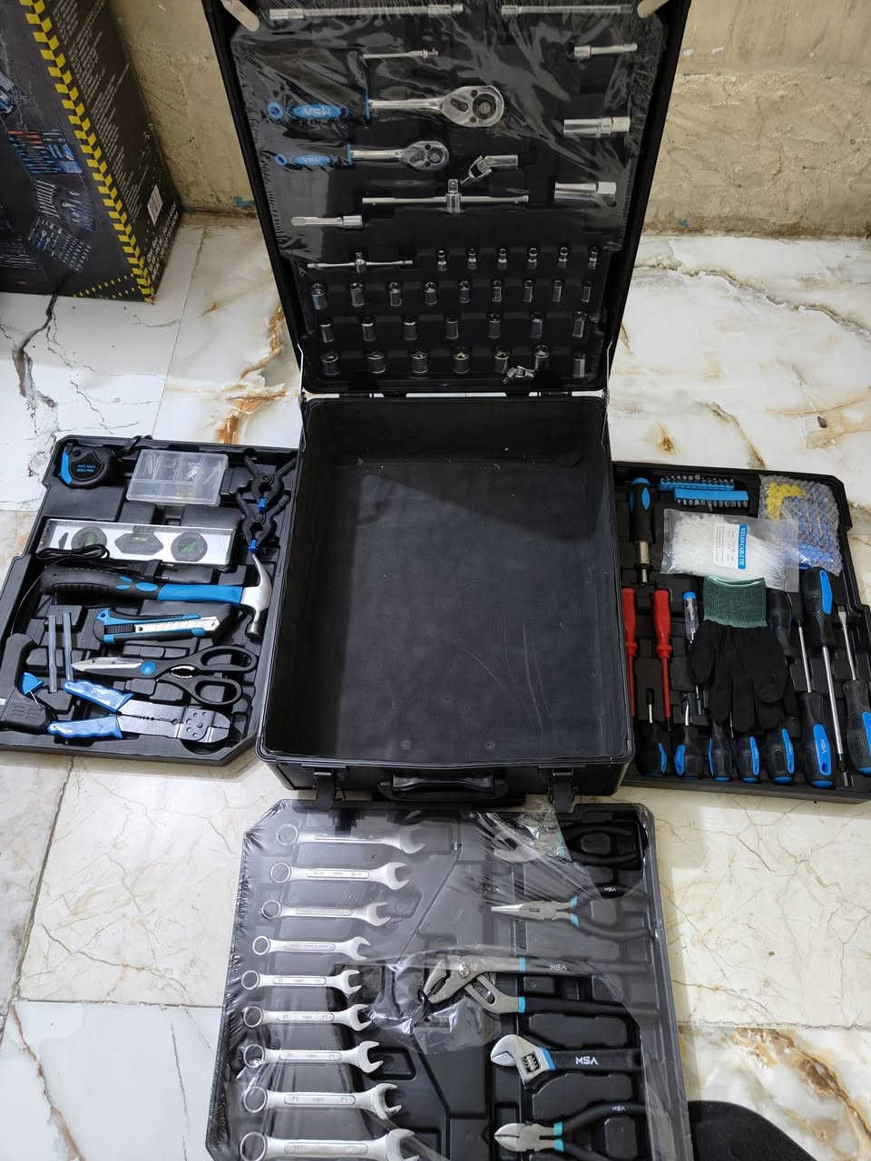 جنطه كامله مال عده جديده 4طبقات طلعت بل امزون. سعره 90 وبيه مجال***********
