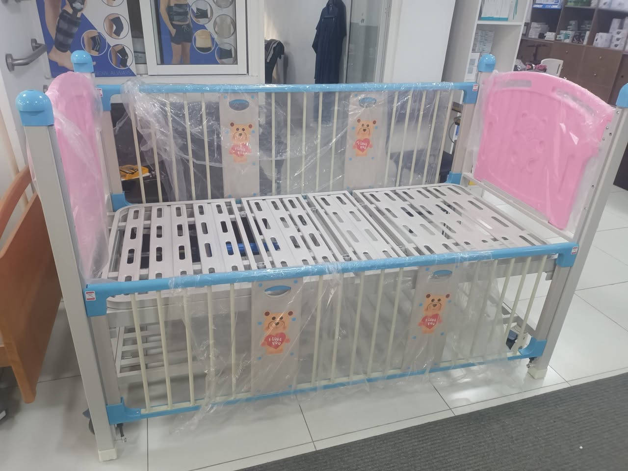 متوفر لدينا أسرة منول حركتين ( يدوي ) للأطفال + فرشة طبية
السرير مزود بحواجز جانبيه لحمايه الطفل من السقوط 
للتواصل و الأستفسار على الأرقام التالية:0780804487
0796109513
0780791113


**إذا كنت صاحب هذا الإعلان وتريد حذفه لأي سبب، رجاءا أرسل رسالة إلى الدعم الفني**