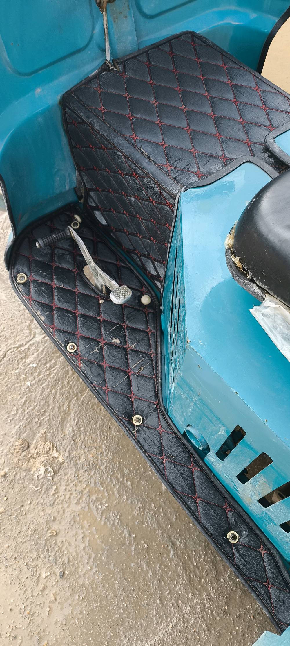 السلام عليكم تكتك بانزين اوراق مشروع وطني وقرصها واصل للمرور للبيع غراضها ستوته 5 گير سرعه 120 موديل 2023 اشتريتها من شركه جديده زيرو غير مستخدمه لكن لغرض الرغبه قررت ابيعها نظيفه جديده اشتريتها ب3مليون و100 ورايدها ب2 و800 استخدامي بس شهر لدراجه وشكلها كما موضح بالصور .
مكانها ذي قار قضاء الغراف