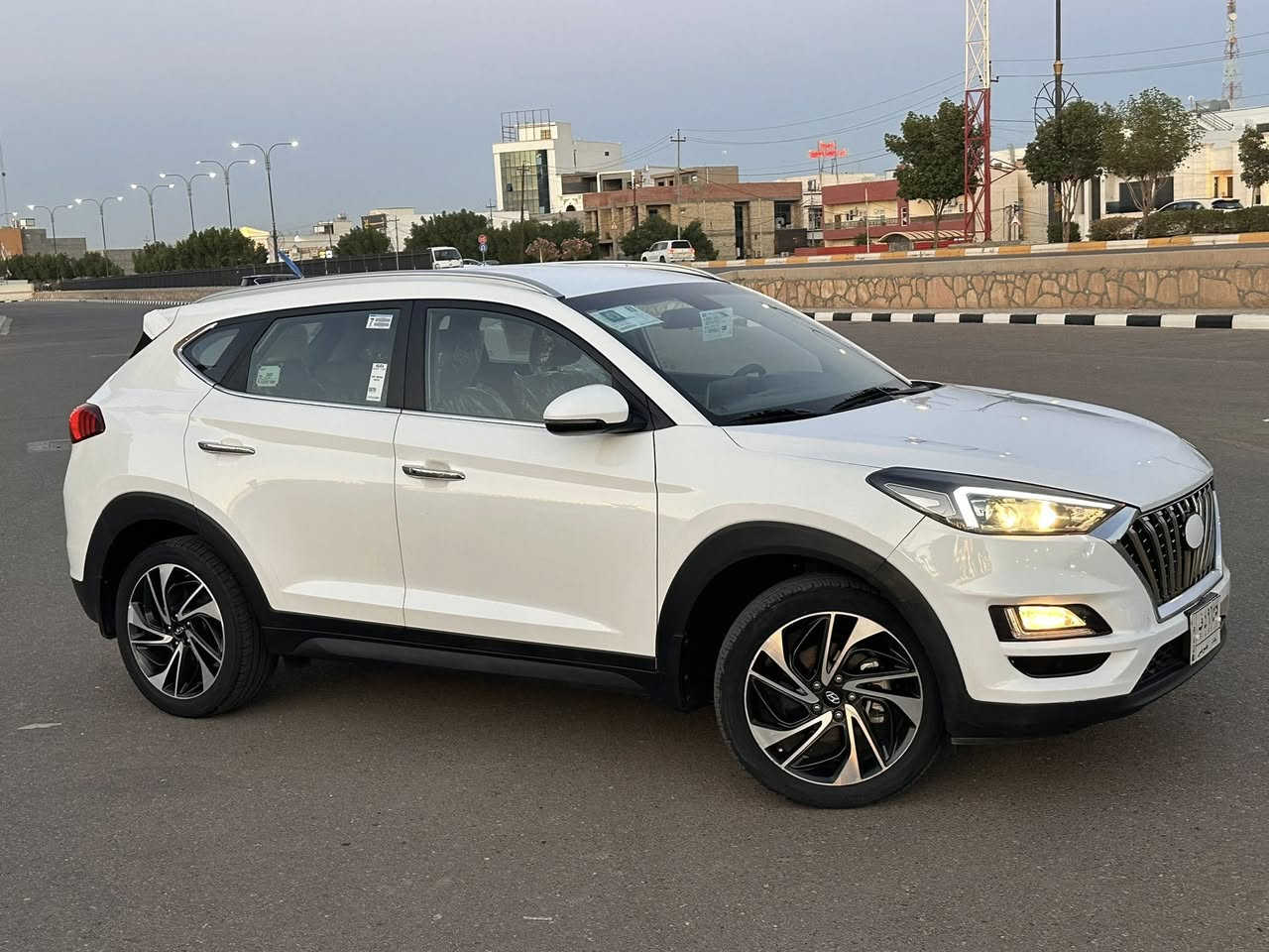 ---

🚗 للبيع هيونداي توسان 2020 - فول 1/1 عدا البانوراما 🚗

اللون: أبيض | الممشى: 128,000 كم  
الرقم: بغداد | المكان: الرمادي

المواصفات:
فول واحد على واحد عدا البانوراما

رادارات أمامية + حساسات
تحكمات ستيرنج كاملة
شحن لاسلكي
شاير مرايا + شاير شفط
ليدات كاملة أمامي وخلفي
جنوط رياضية وكالة

الفحص والحالة:
كفالة عامة من الصبغ والضربة والفتح والتبديل
كفالة حديد: أكفل الشاصي والحديد 100%
فقط الدعامية الأمامية بيها أثر شخوط خفيف، مصلحها ومكحليها ومصبوغها
الدعاميات ما أكفلها، أكفل الحديد فقط
السيارة ما شاء الله ما ناقصها اي شي 
***********
