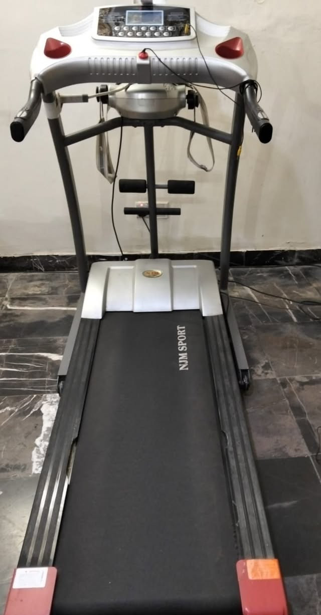 للبيع: جهاز سير كهربائي (Treadmill) متكامل ماركة NJM SPORT 
هل ترغب في ممارسة الرياضة براحة في منزلك؟ نقدم لك جهاز المشي المتعدد الوظائف بحالة ممتازة وشبه جديد!
 أهم مميزات الجهاز:
شاشة ديجيتال متطورة: لعرض (السرعة، المسافة، الوقت، السعرات الحرارية، ونبضات القلب).
أزرار تحكم سريعة: للتحكم في السرعة بسهولة أثناء الجري.
نظام أمان: مزود بمفتاح أمان أحمر للتوقف الفوري في حالات الطوارئ.
إضافات ترفيهية: مدخل MP3 للاستماع للموسيقى أثناء التمرين.
جهاز مساج متكامل: ملحق به محرك خاص للمساج وتفتيت الدهون (كما هو موضح بالصور). كما به ميزه الصعود الجبلي مع الجري
ملحقات إضافية: مقابض لتمارين البطن والضغط مدمجة بالجسم.
تصميم مريح: يتضمن أماكن لوضع زجاجات المياه وهاتف الجوال.
 حالة الجهاز:
الجهاز نظيف جداً، يعمل بكفاءة عالية، ومثالي للاستخدام المنزلي اليومي.
 السعر على الخاص
 للتواصل والاستفسار: [***********
(ملاحظة: الجهاز قابل للطي لتوفير المساحة عند عدم الاستخدام)
