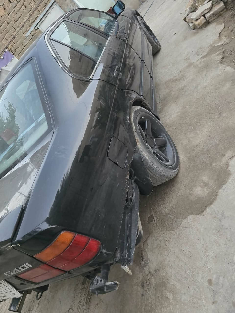 السيارة ٥٢٥ مسكر  اصل 
عليها تعديل كامل ٥٤٠ يعني تفتح البنيد ماكو اي شي تحوير والسيارة تعبان عليها وسبب البيع بسبب الظروف والسيارة تحتاج شوي سمكرة بيها ملاحظات 
موديل ٩١ محدثة داخل وخارج ٩٥ 
رقم انبار مشروع وطني تريد تحويل تريد وكاله 
غرفة جلد كارتير بلاد ممدوشمة لون بيجي  امريكي بس كشناتها مال الصدر والسائق المقاعد بيهن شكوك 
المحرك لوك بشرط والكير نفس الشي 
السيارة عليها كزوز كامل من الطول للطول بواري مال ٤٠ بوابة تحكم وبيها جهاز تشغيل واطفاء عن بعد وترحيب وتقفيل وتفتيح بس معرف المشكلة بعد ميشغلها 
فقط يقفل ويفتح 
ويل ١٧ شنايزر اصلي اني صابغه اسود وبيها زوج امامي جديد خوات وخلفيات نص ونص 
بيها قليل ملاحظات موضحات بالصور دعامية خلفية M اصل موجودة بس فاتحها لان غسلتها وامامية كفر M 
فتحتة سقف شغالة بيها لايت خرافي LED عالي ناصي أنسى ضعف اللايت تبريد تدفئة شغاله ترايها مخيف 
اي استفسار اني حاظر
***********
سعرها 75 بيها مجال
