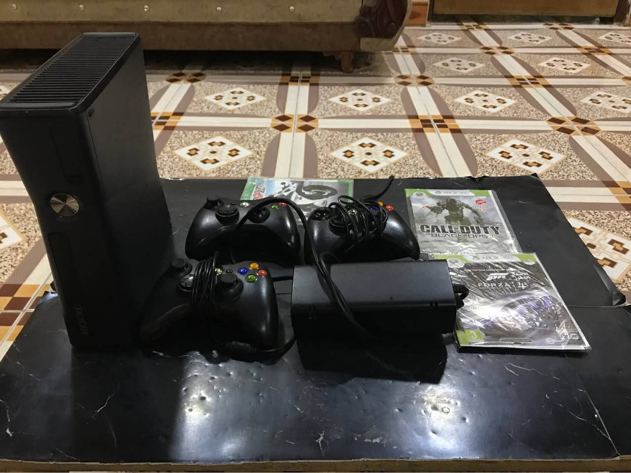 سلام عليكم للبيع اكس بوكس 360 جهاز ماشاء الله كلش نظيف وشرط 3 يدات وياه نظيفات وشغلات ومكان القرص يشتغل فول نظيف و 3 اقراص وياه للتأكيد بيها 17 لعبة وكلهن شغالات وشرط مايصفن الجهاز بل عافية عل يأخذه مكاني كركوك رقم موبايل *********** سعر 115 وبي مجال قليل كركوك, العراق
