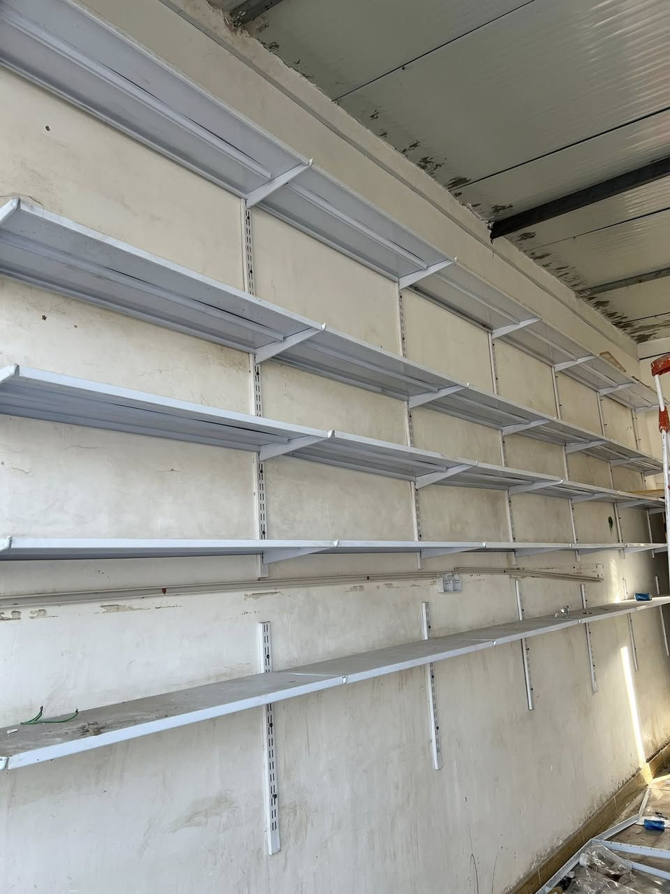 سلام عليكم حديد ديكور وبلوك كهربائي اكو مبني واكو ما مبني وسندويج نضيف وقفل مال سكله وجام خانه كزاز وباب دفتري حديد مال محل ورفوف مال محل غذائيه *********** مكان اريدو
