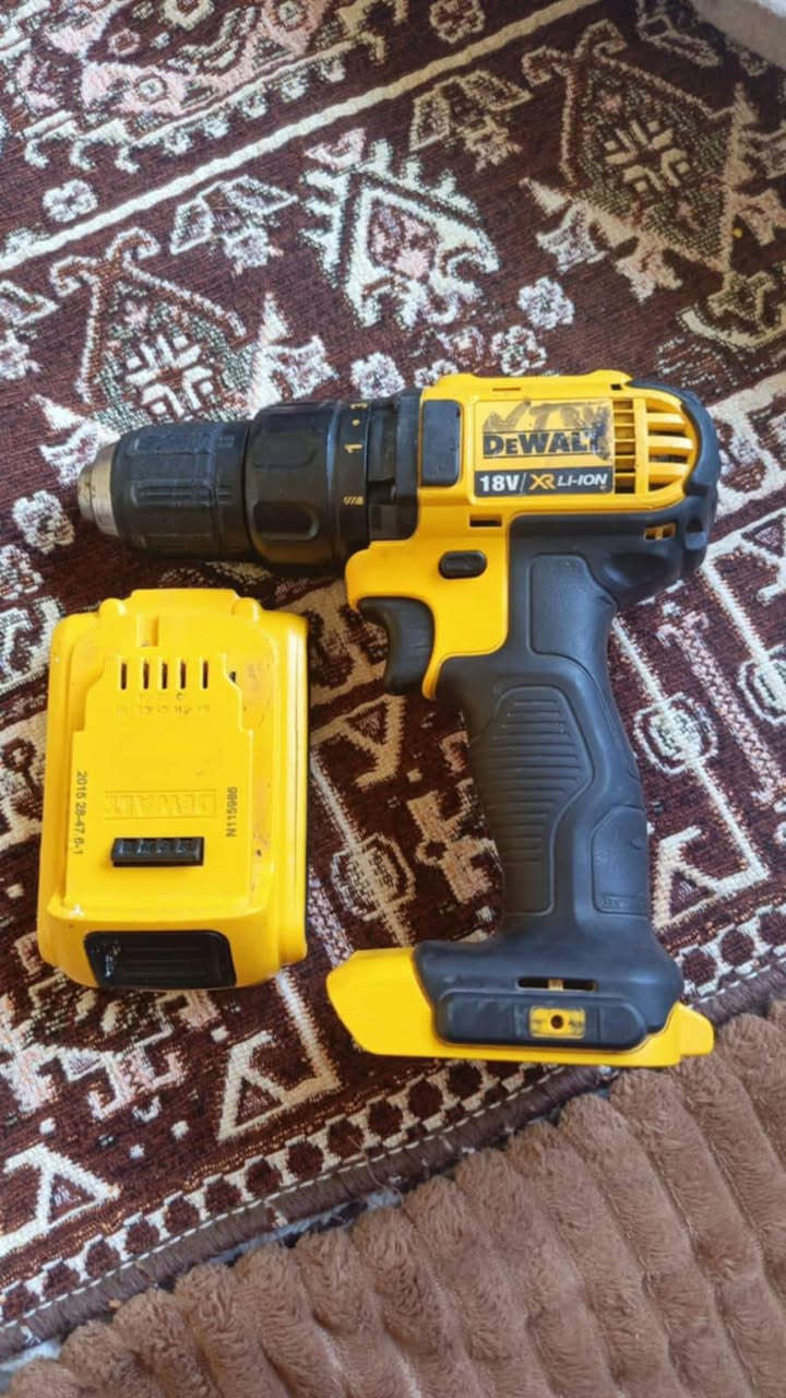 دريل ديولت امريكي
الموديل: DCD780-XE (الإصدار الأول Type 1).
​النوع: دريل/مفك براغي لاسلكي (Cordless Drill Driver) يتميز بتصميم مدمج وخفيف الوزن.
​الجهد الكهربائي: 18 فولت (18V DC).

السرعات سرعتان ميكانيكيتان (0-600 / 0-2000 دورة في الدقيقة).
حجم رأس الدريل (الظرف) 13 ملم (1/2 إنش) - معدني بالكامل لقوة تثبيت عالية.
التحكم بالعزم يحتوي على حلق لتعديل العزم (Torque) بـ 15 وضعية مختلفة لتناسب البراغي.
مكان التصنيع صنع في الصين (بترخيص من شركة ديوالت الأمريكية).

🔺 بدون شاحنه فقط بطاريه وحدة 

175الف وبي مجال للشراي


**إذا كنت صاحب هذا الإعلان وتريد حذفه لأي سبب، رجاءا أرسل رسالة إلى الدعم الفني**