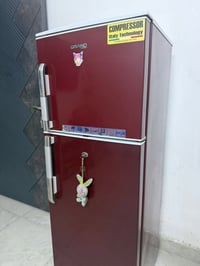 للبيع ثلاجة نظيفة  ١٢قدم سعرها ٢٥٠ وبيها مجال للشراي ‭٠٧٧٤ ٦٩٦ ٢٩٩٧‬