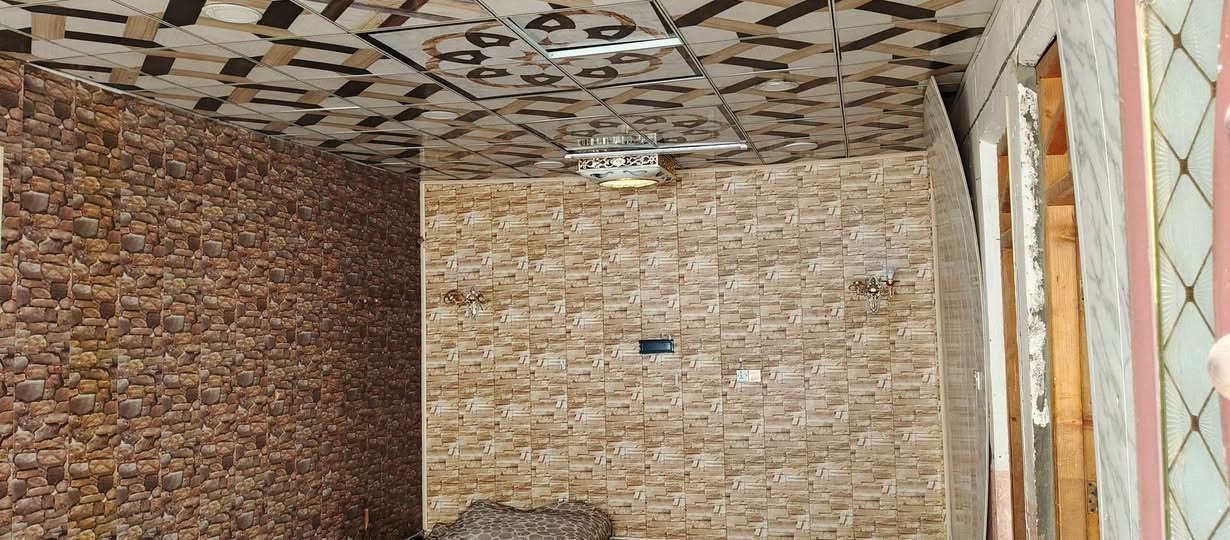 السلام عليكم دار للبيع في الصويره حي الفرات قرب محطه الجوهره مساحة 240 زراعي يحتوي على غرفه وصاله ومطبخ واستقبال وصحيات داخليه و خارجيه السعر 35 وبي مجال قليل للاستفسار الاتصال على الارقام 
***********، ويرهم مراوس بسيارة 7 راكب حديث
