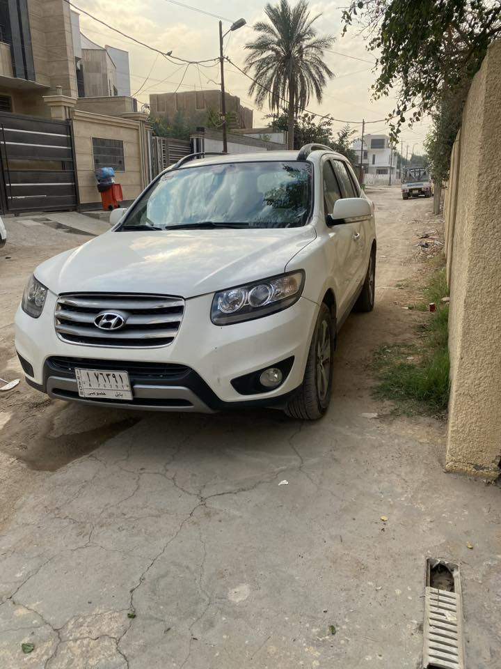 السلام عليكم
للبيع او المراوس. شعدك نزل 
سنتافي 2012
فول مواصفات1/1
محرك4سلندر 2400
7 راكب 
بصمة ابواب وتشغيل 
تحكمات ستيرن 
مري شفط 
سلايت روف
للتواصل ***********
