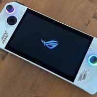 ROG Ally Z1  الملحقات ( شاحن + مجمع hub لل usb + جنطة + لاسق شاشة  + ك...