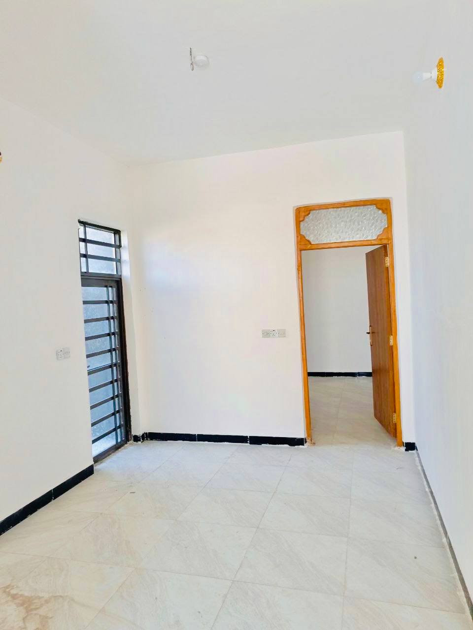 السلام عليكم
دار 100متر للبيع 
الاساس صب بناء طابوك جمهوري سقف صب 
يحتوي على غرفه وصاله ومطبخ واستقبال وحمام داخلي وحمام خارجي
العنوان النجف الاشرف -شارع المعمل -الفرع المقابل اسواق حسين الرماحي 
السعر (38)مليون وبي مجال
للاستفسار ***********
***********
