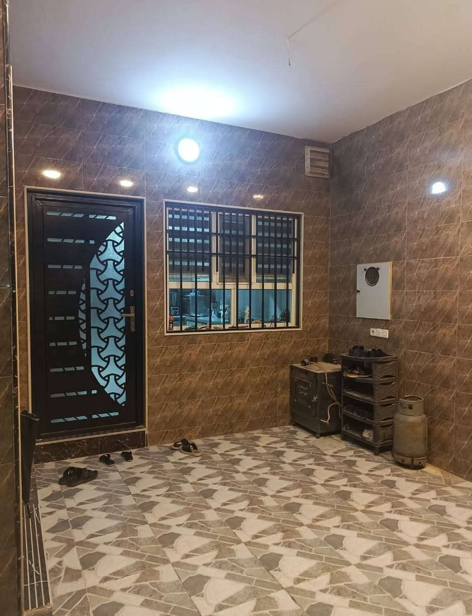 البيت للبيع وانا صاحب البيت سند طابو ملك صرف الموقع حي السماح الاركان بالمربع الذهبي سايدين الاركان الفرع المقابل صيدلية عزة الأنفال مساحة البيت 150 متر بناء 2024 طابقين الطابق الارضي مطبخ مجهز بكاونتر كرانيت تفصال مع طباخ بلازما  مع منضومة مياه وسستم كامرات مع شاشة للكاميرات وبردات سلايت لكل البيت للطابقين.مع  كيزرات عدد ٢ مفصولين للطابقين       الاغراض المذكورة مع البيت كلها  وغرفتين وهول واستقبال وصحيات مفصولة ومناور ثنين الطابق الثاني غرفتين وهول وصحيات مفصولة وسطح ناصي وعالي وتانكيات حجم الكبير 4 الواجهة سيراميك ومرمر تواصل  *********** ***********
