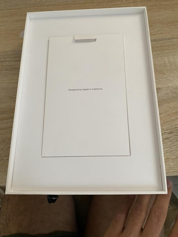 ايباد 9 للبيع
نضافه99‎%‎
 ما بيه اي زلغ بعده با الضمان
ملحقات كيبل اصلي كارتون 
كفر 
السعر 300 الف 
واتساب ***********
